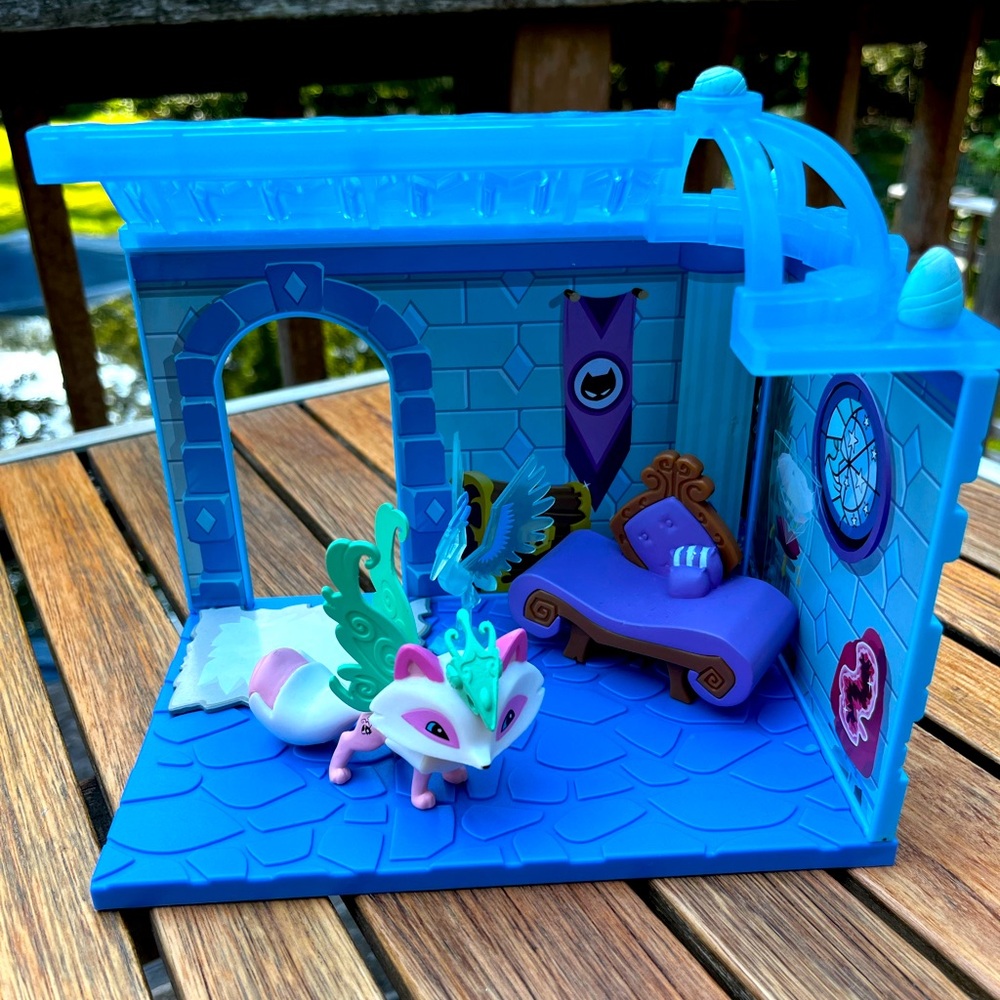 Animal Jam: Fantasy Castle Playset with Arctic Fox Figure *BRAND NEW*